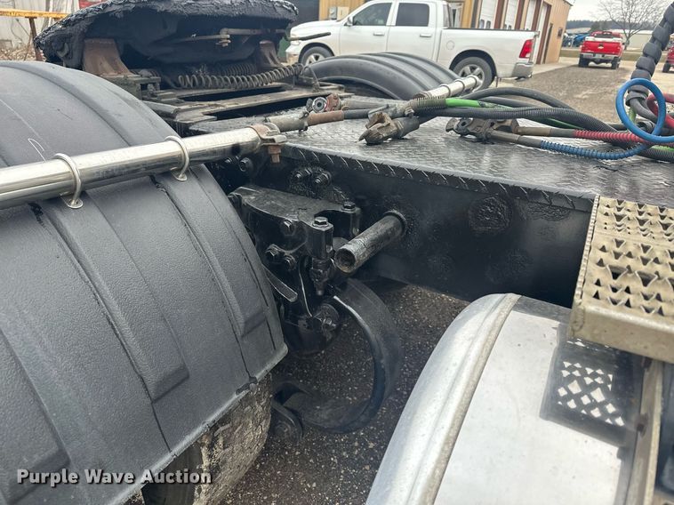 image for item LO9461 2007 Peterbilt  379 semi truck