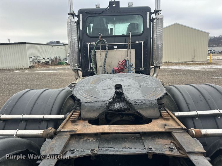 image for item LO9461 2007 Peterbilt  379 semi truck