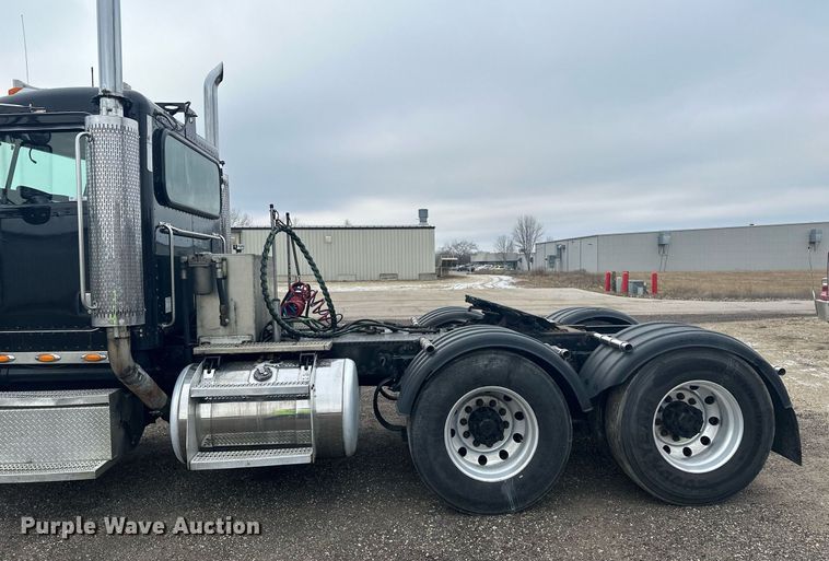 image for item LO9461 2007 Peterbilt  379 semi truck