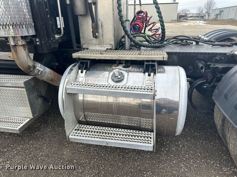 image for item LO9461 2007 Peterbilt  379 semi truck