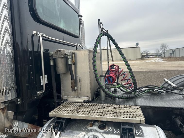 image for item LO9461 2007 Peterbilt  379 semi truck