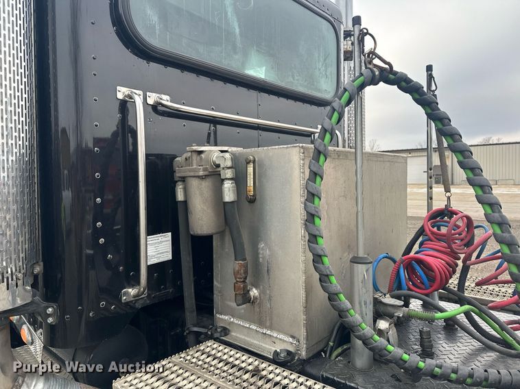 image for item LO9461 2007 Peterbilt  379 semi truck