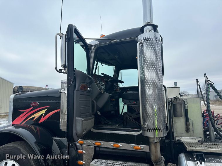 image for item LO9461 2007 Peterbilt  379 semi truck