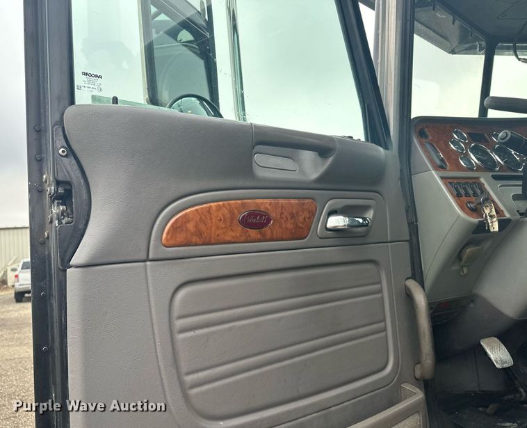 image for item LO9461 2007 Peterbilt  379 semi truck