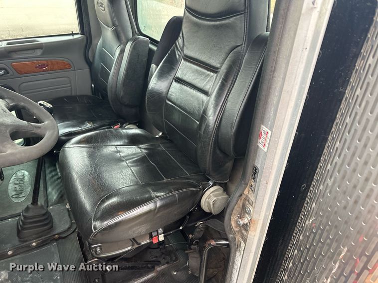 image for item LO9461 2007 Peterbilt  379 semi truck