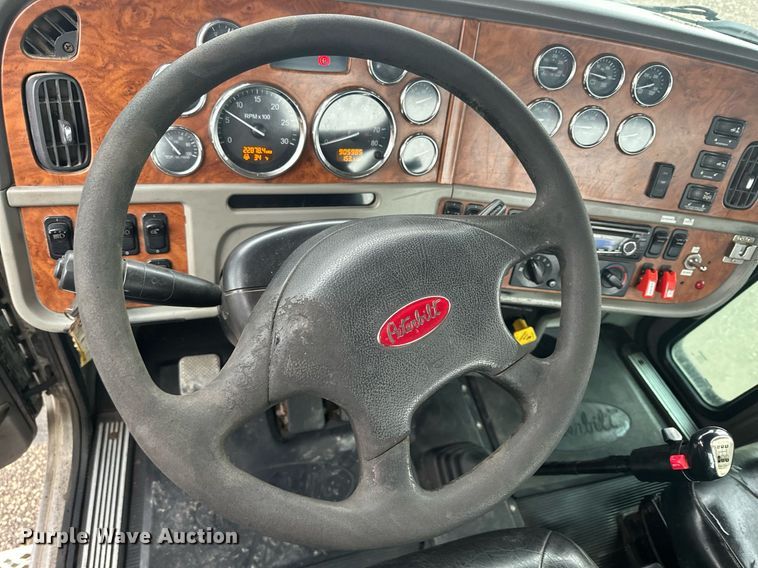 image for item LO9461 2007 Peterbilt  379 semi truck