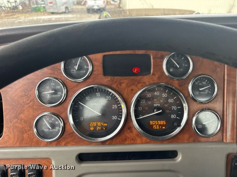 image for item LO9461 2007 Peterbilt  379 semi truck