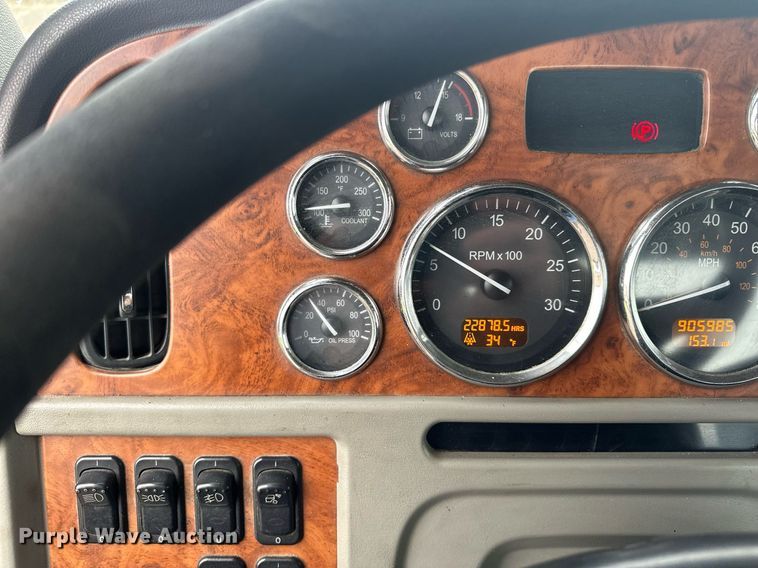 image for item LO9461 2007 Peterbilt  379 semi truck