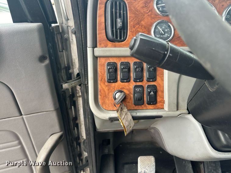 image for item LO9461 2007 Peterbilt  379 semi truck