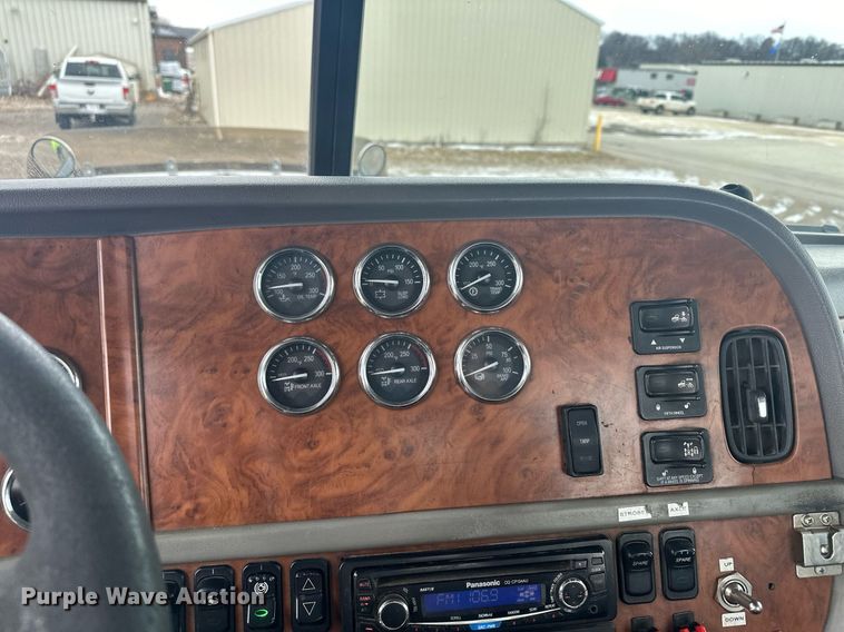 image for item LO9461 2007 Peterbilt  379 semi truck