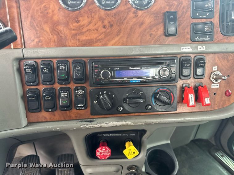 image for item LO9461 2007 Peterbilt  379 semi truck