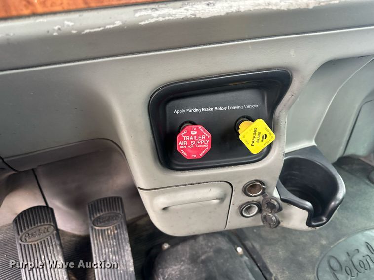 image for item LO9461 2007 Peterbilt  379 semi truck