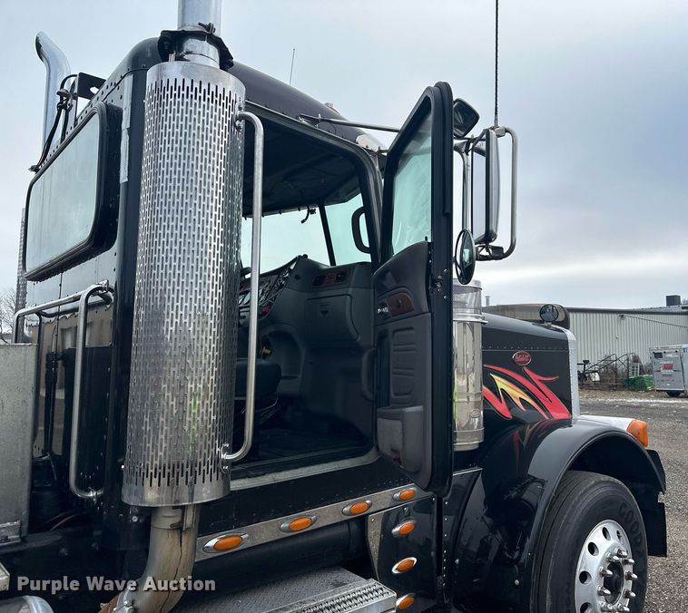 image for item LO9461 2007 Peterbilt  379 semi truck