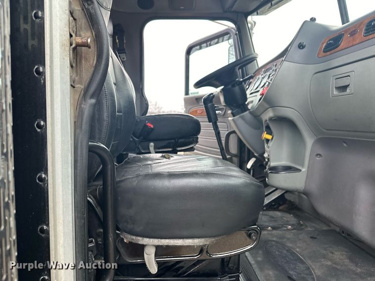 image for item LO9461 2007 Peterbilt  379 semi truck