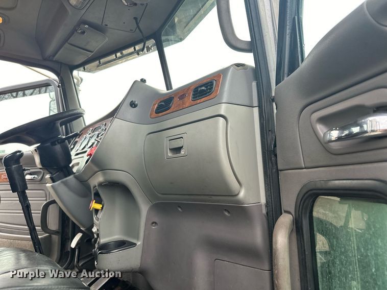 image for item LO9461 2007 Peterbilt  379 semi truck