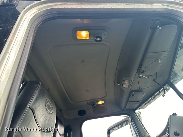 image for item LO9461 2007 Peterbilt  379 semi truck