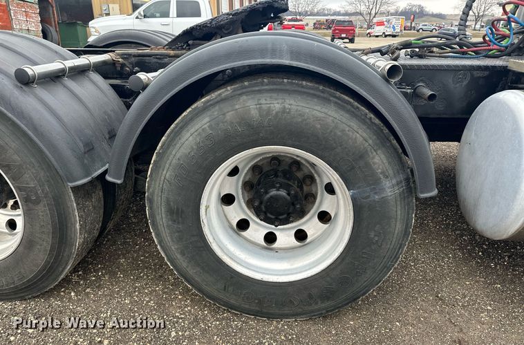 image for item LO9461 2007 Peterbilt  379 semi truck