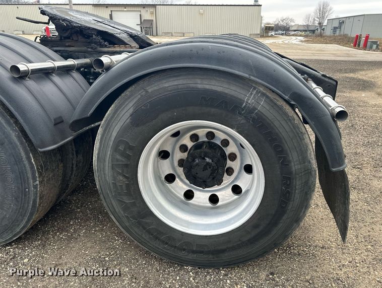 image for item LO9461 2007 Peterbilt  379 semi truck