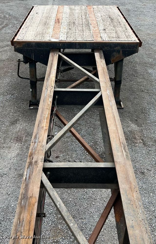 image for item MI9002 1985 Great Dane extendable flatbed trailer