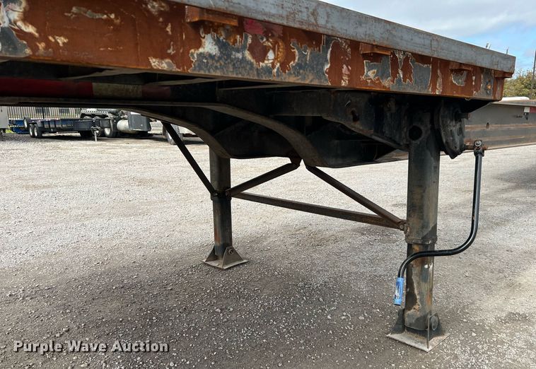 image for item MI9002 1985 Great Dane extendable flatbed trailer