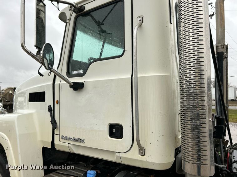 image for item NE9703 2012 Mack CHU613 semi truck