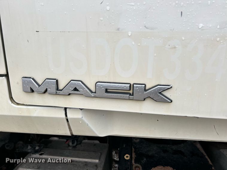 image for item NE9703 2012 Mack CHU613 semi truck