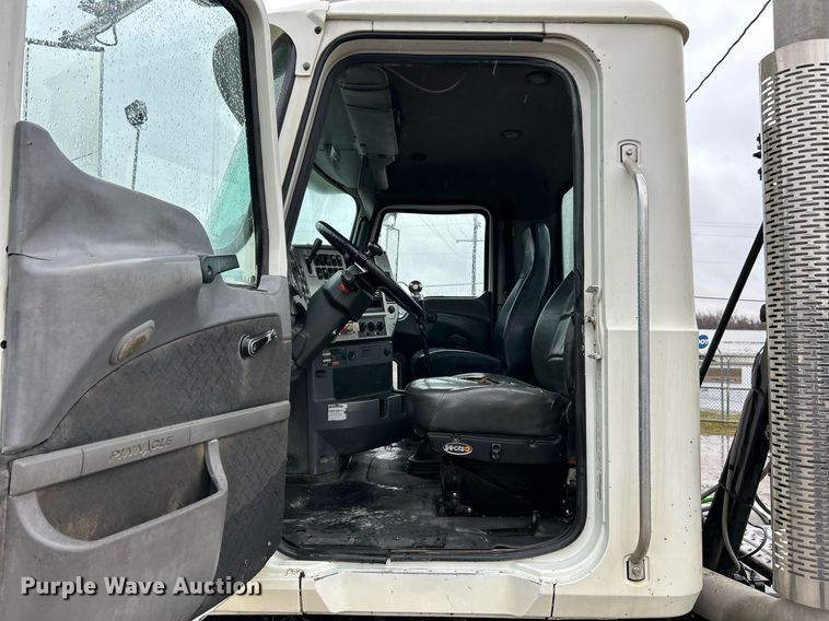 image for item NE9703 2012 Mack CHU613 semi truck