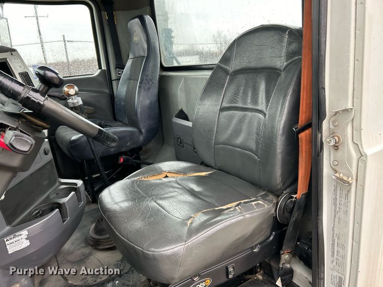 image for item NE9703 2012 Mack CHU613 semi truck