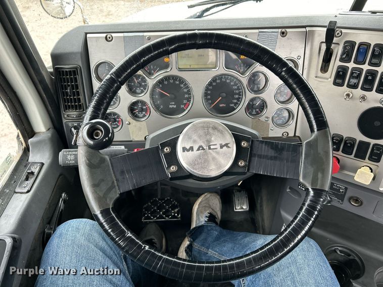 image for item NE9703 2012 Mack CHU613 semi truck