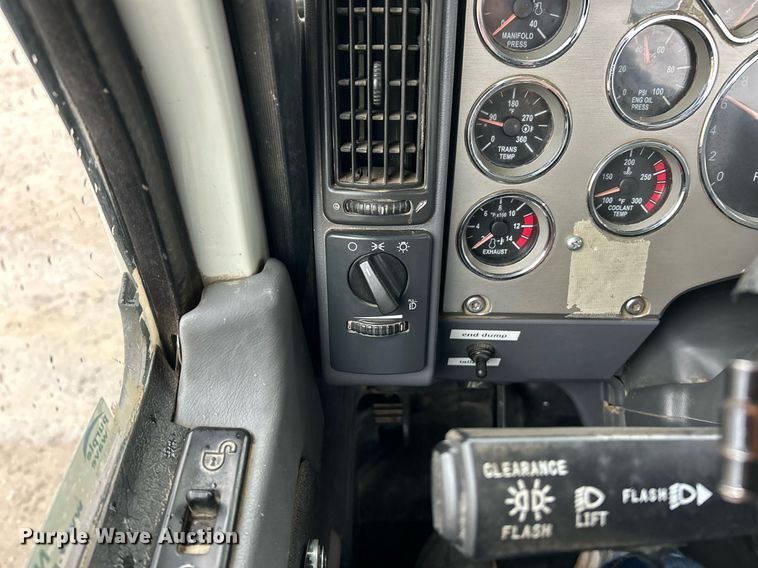 image for item NE9703 2012 Mack CHU613 semi truck