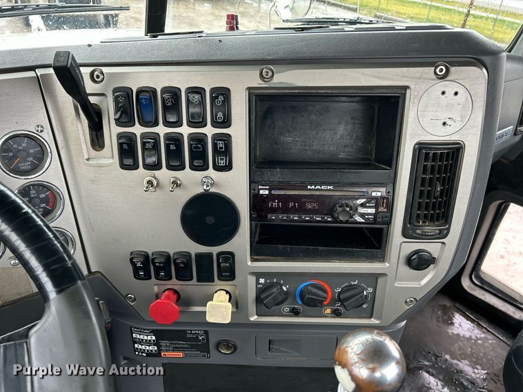 image for item NE9703 2012 Mack CHU613 semi truck