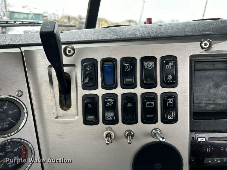 image for item NE9703 2012 Mack CHU613 semi truck