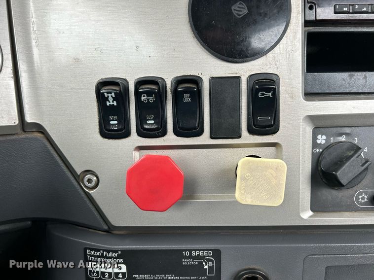 image for item NE9703 2012 Mack CHU613 semi truck