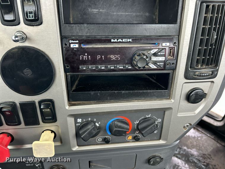 image for item NE9703 2012 Mack CHU613 semi truck