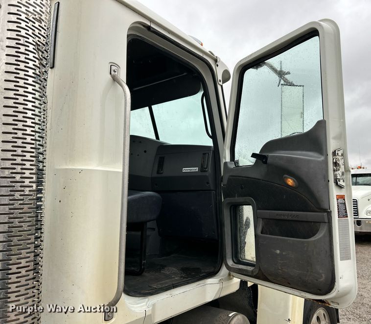 image for item NE9703 2012 Mack CHU613 semi truck