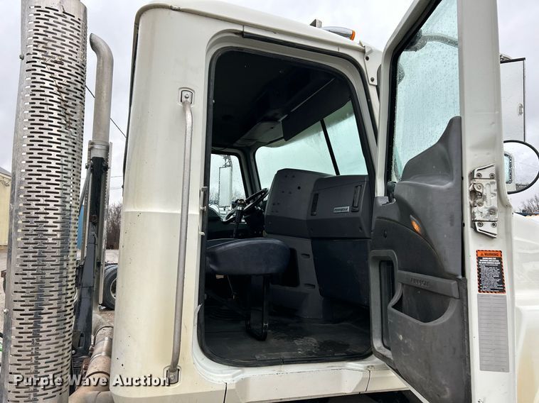 image for item NE9703 2012 Mack CHU613 semi truck