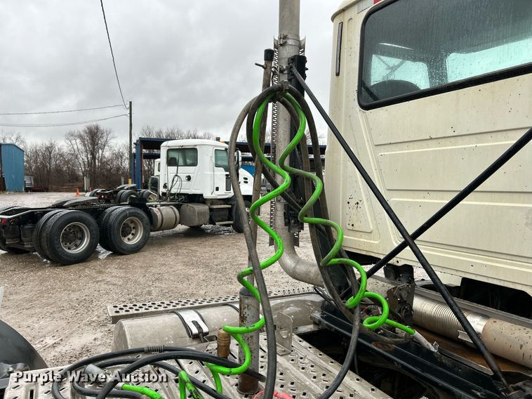 image for item NE9703 2012 Mack CHU613 semi truck