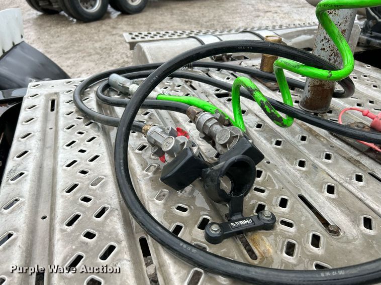 image for item NE9703 2012 Mack CHU613 semi truck