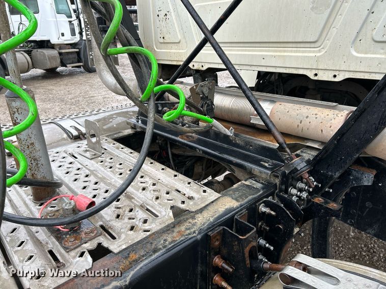 image for item NE9703 2012 Mack CHU613 semi truck