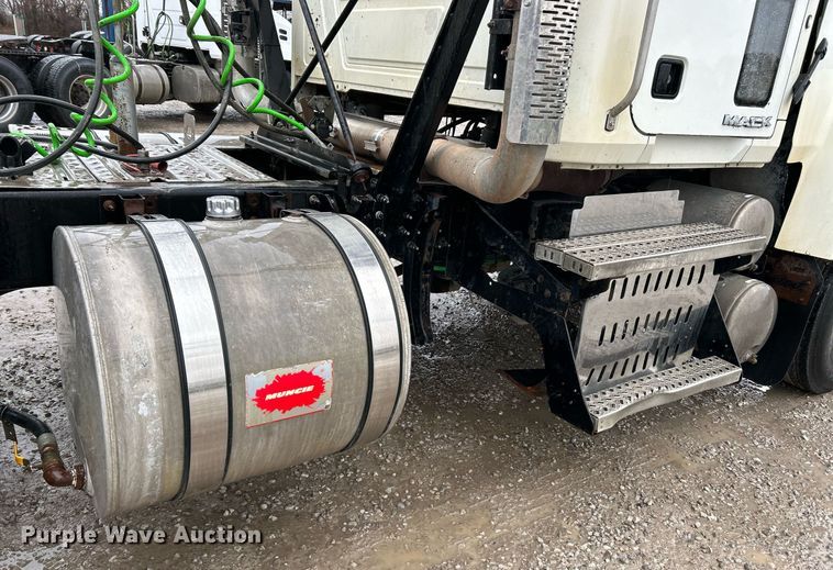 image for item NE9703 2012 Mack CHU613 semi truck