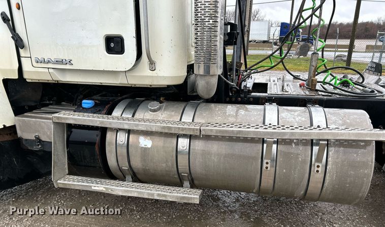 image for item NE9703 2012 Mack CHU613 semi truck