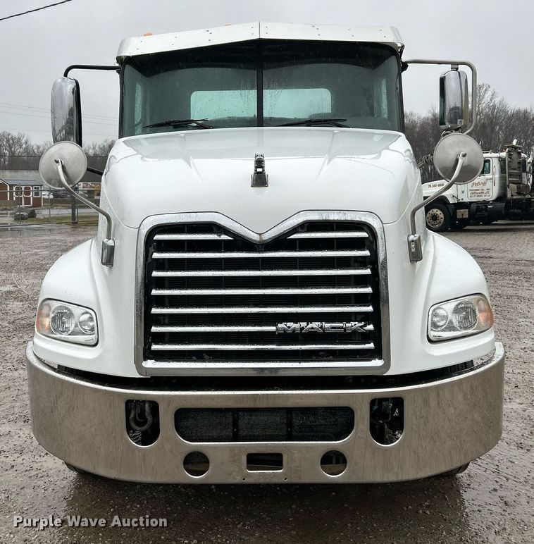 image for item NE9704 2014 Mack CXU613 semi truck