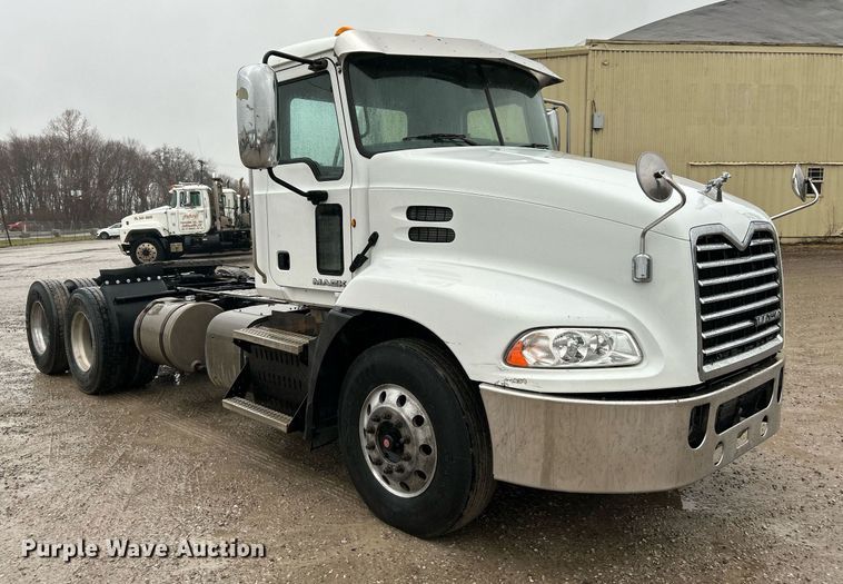 image for item NE9704 2014 Mack CXU613 semi truck