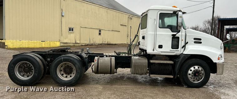 image for item NE9704 2014 Mack CXU613 semi truck