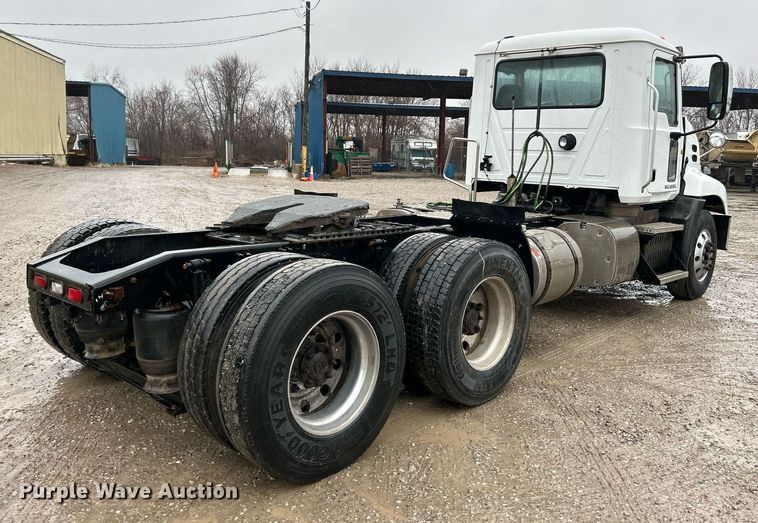 image for item NE9704 2014 Mack CXU613 semi truck