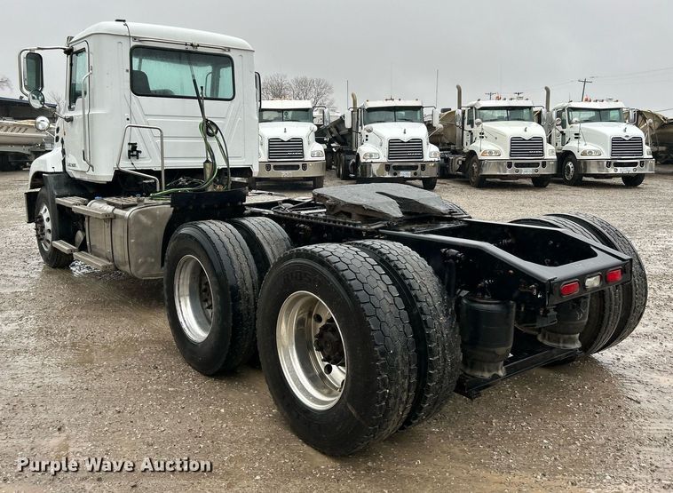 image for item NE9704 2014 Mack CXU613 semi truck