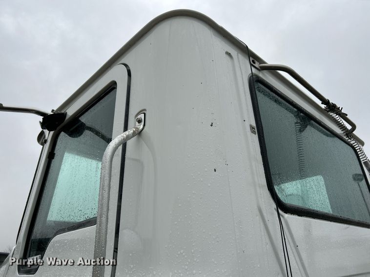 image for item NE9704 2014 Mack CXU613 semi truck