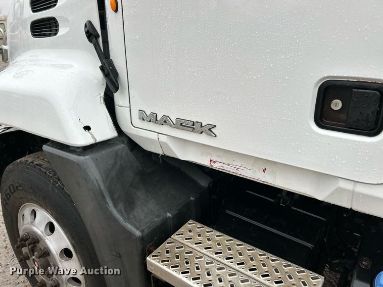 image for item NE9704 2014 Mack CXU613 semi truck