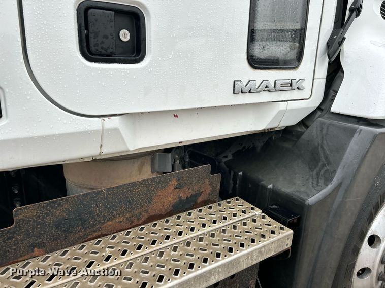 image for item NE9704 2014 Mack CXU613 semi truck