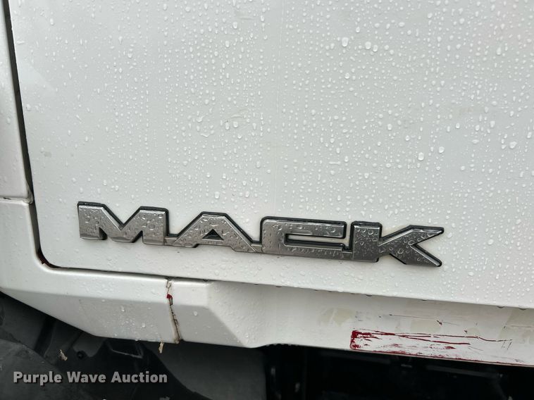 image for item NE9704 2014 Mack CXU613 semi truck